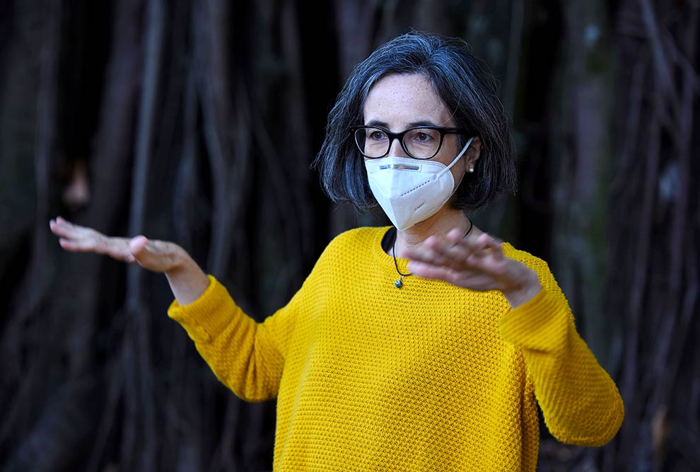 audiodescrição: fotografia colorida da professor gabriela celani