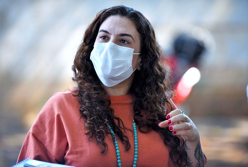 audiodescrição: fotografia colorida da coordenadora de sustentabilidade da Unicamp, Thalita Dalbelo